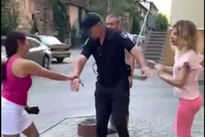 В Одесі голови ОСББ влаштували бійку через каналізаційний люк (відео)