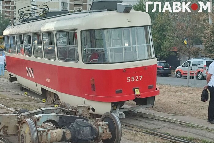 У Києві на Позняках трамвай зійшов з рейок (фото)