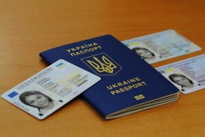 Юристи розповіли, коли українці зобов’язані замінити паспорт-книжечку на ID-картку