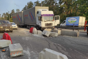 На виїзді з Києва вантажівка розтрощила бетонний блокпост 