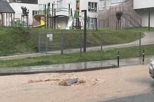 У Львові лютує негода, затопило вулиці та торгово-розважальний центр