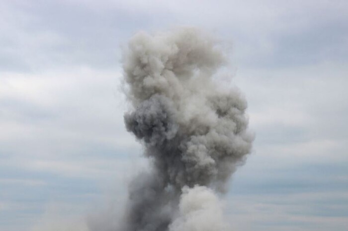 У Маріуполі лунають гучні вибухи: росіяни підняли авіацію