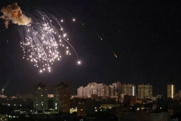 Reuters показало фото нічної роботи ППО в Києві. Повітряні сили відреагували