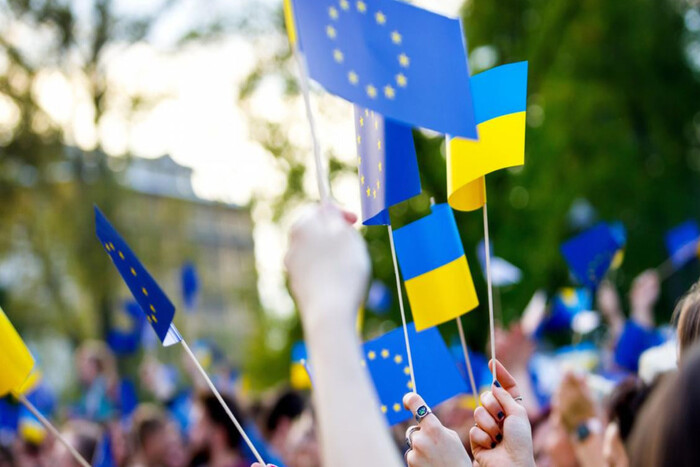 Сколько европейцев поддерживают помощь Украине и санкции против РФ: результаты опроса