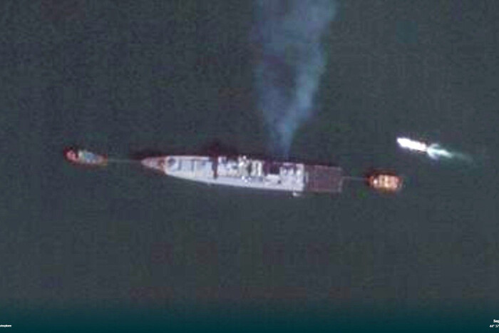 Росіяни відбуксирували у гавань Севастополя фрегат «Адмірал Макаров»: супутниковий знімок
