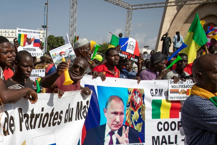 New York Times: РФ масово завозить у центральну Африку свої прапори