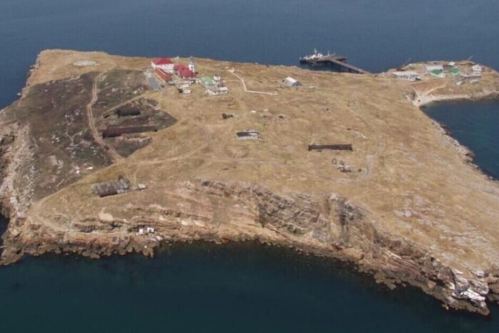 Російська армія завдала бомбового удару по острову Зміїний