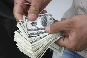 Банкіри закликають українців утриматись від купівлі валюти