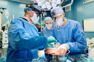 Лікарі в Україні вперше розділили печінку на дві частини і пересадили двом людям