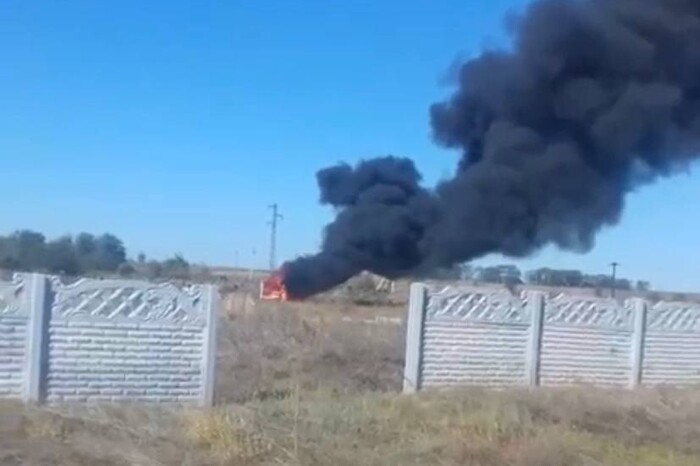 Росіяни обстріляли цвинтар біля Херсона: влучили в ритуальний транспорт, є поранені (відео)