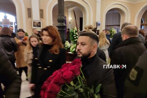 Кличко, Монатік та Зібров. Хто прийшов на похорон Ніни Матвієнко (фото)