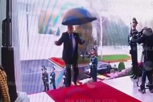 Лукашенко ледь не впав зі сходів (відео)