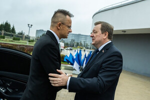 Глава МИД Венгрии прибыл в Беларусь: будет говорить о «мире» (фото)