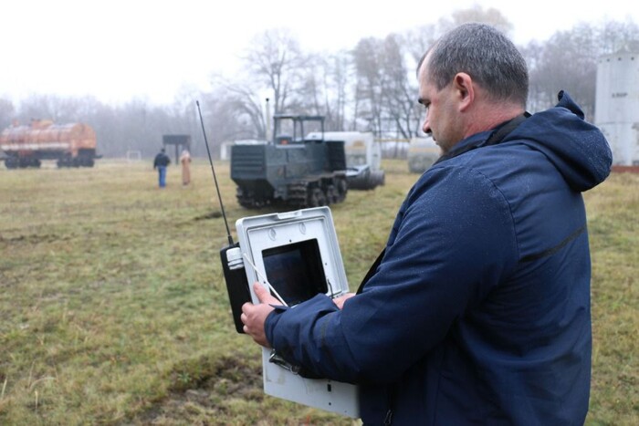 Правоохоронці показали першу в Україні вітчизняну машину для розмінування