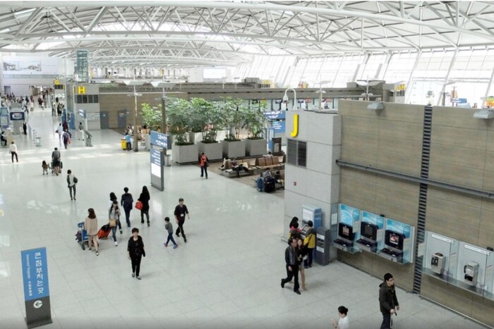 Рік живуть у аеропорту: Корея не може позбутись росіян, які втекли від мобілізації 