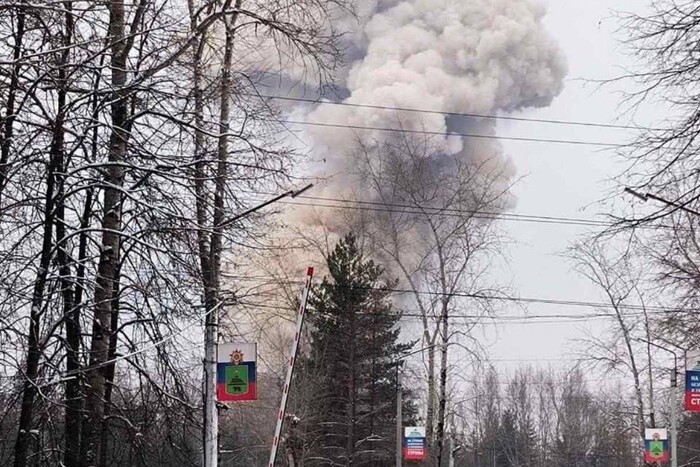На російському заводі «Урал» стався потужний вибух (відео)