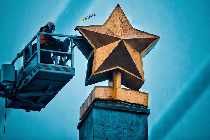 Київ позбувається радянських символів: на Галицькій площі великий демонтаж (фото)