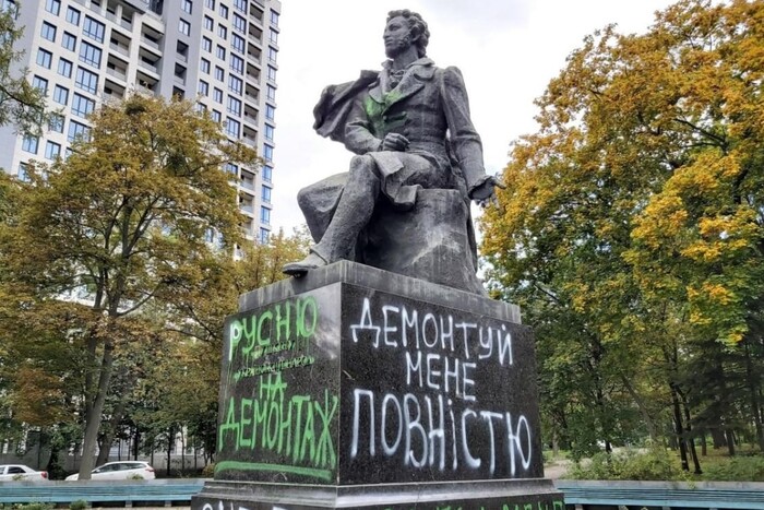 Невідомі знову обмалювали пам’ятники Пушкіну та Щорсу в Києві (фото)
