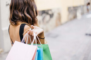 Всесвітній день шопінгу: поради покупцям та яскраві листівки