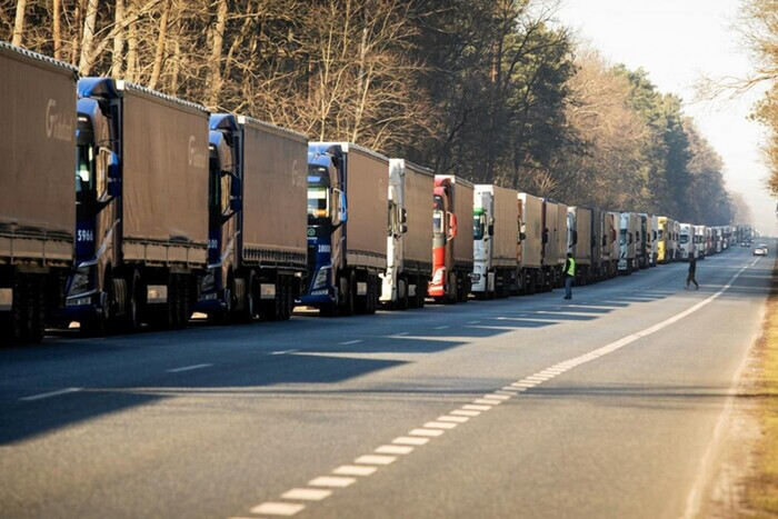 Ситуация на границе с Польшей усугубляется: пограничники сообщили, сколько грузовиков в очереди