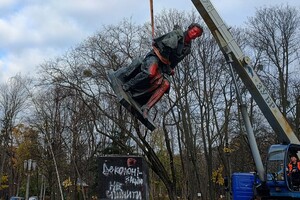 У Києві комунальники демонтували пам'ятник Пушкіну (фото, відео)
