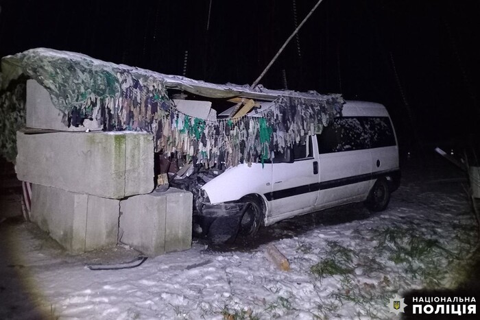 На Рівненщині автомобіль врізався в блокпост: є постраждалі