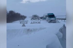 У водіїв закінчуються запаси їжі та паливо: яка ситуація на трасі Одеса-Київ (відео)