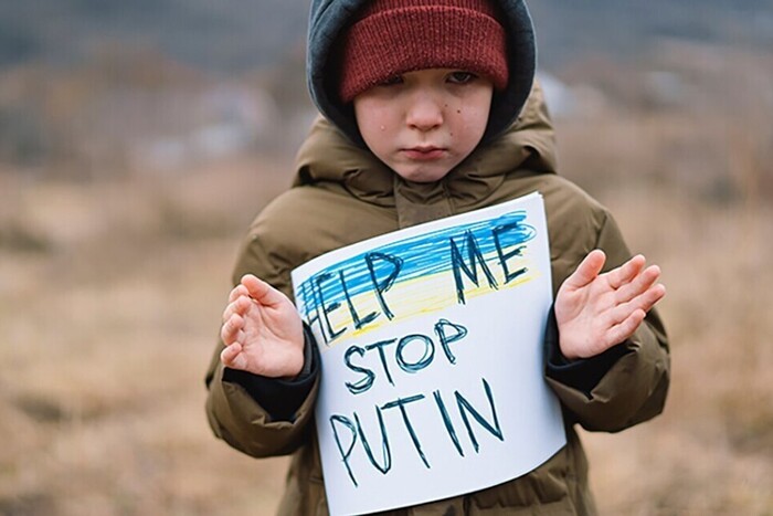 Росія змушує українських дітей прислужувати окупантам