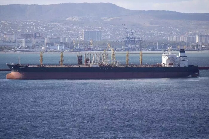 Індія проти нафти з Росії: підсанкційний танкер 10 днів бовтається в океані 