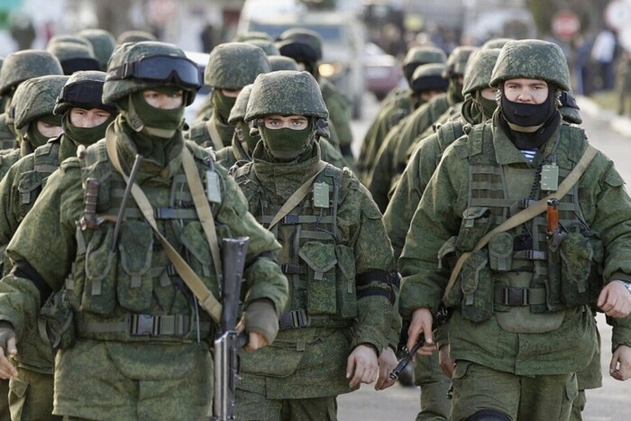 У Росії офіцер наїхав на солдатів, які переходили дорогу (відео)