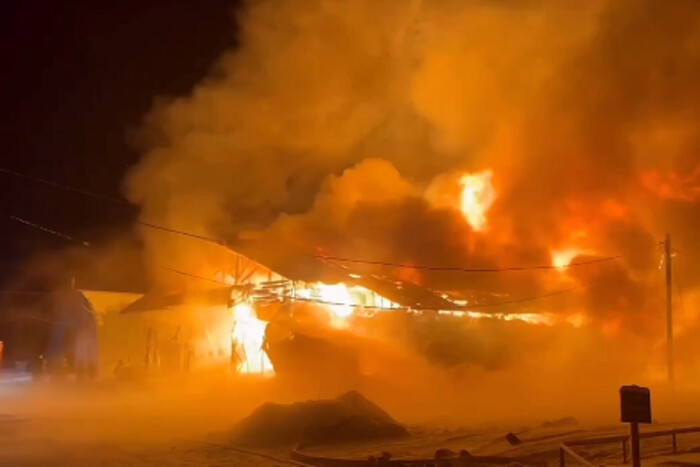 У Росії всю ніч вирувала масштабна пожежа (відео)