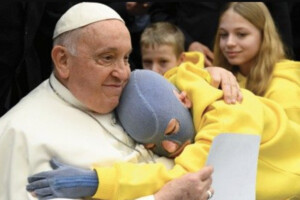 Хлопчик, який дивом вижив після ракетного удару по Вінниці, зустрівся з Папою Римським