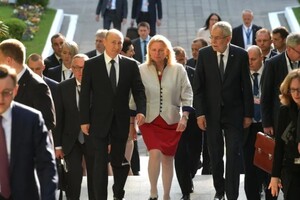 «Найрозумніший джентльмен»: ексглава МЗС Австрії, яка втекла до РФ, розхвалила Путіна 