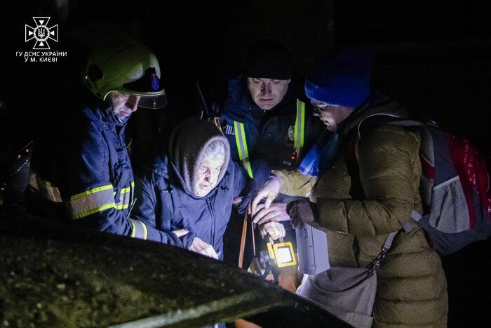Нічний удар по Києву: фото рятувальної операції