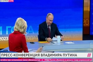 Уся пресконференція Путіна пройшла у… жовто-блакитних відтінках