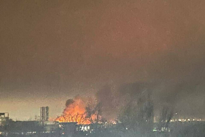 У Маріуполі спалахнула пожежа на місці базування окупантів
