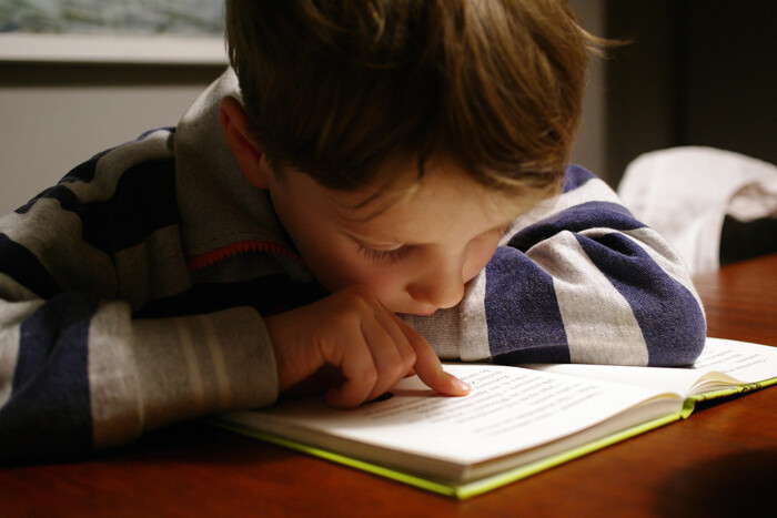 Ученые объяснили, какой формат чтения лучше воспринимают дети