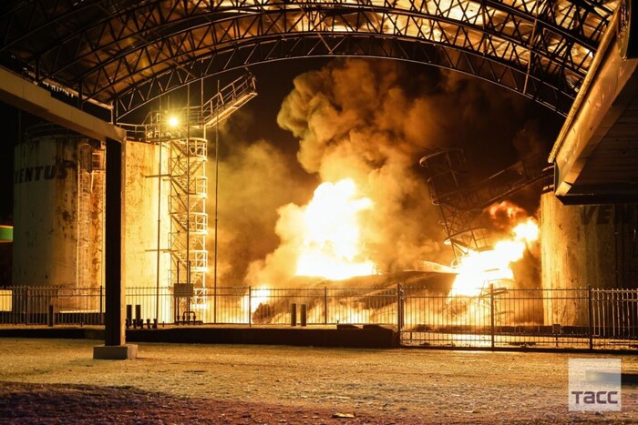 У Донецьку після «бавовни» спалахнула нафтобаза (фото, відео)
