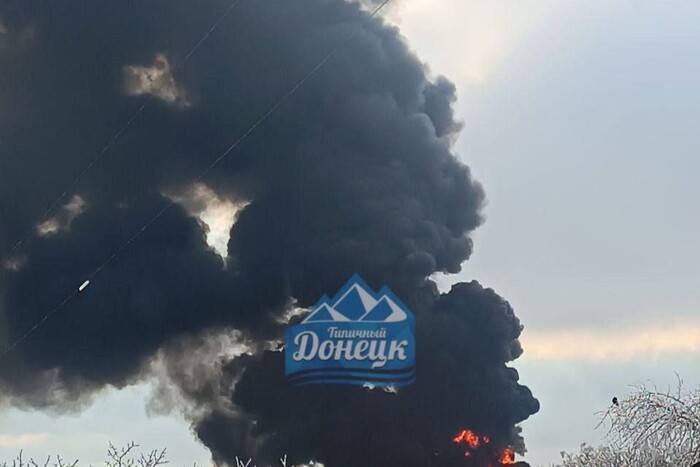 У Донецьку спалахнула велика пожежа: у мережі пишуть про приліт по базі окупантів