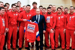 Російські спортсмени поряд зі своїм диктатором Володимиром Путіним