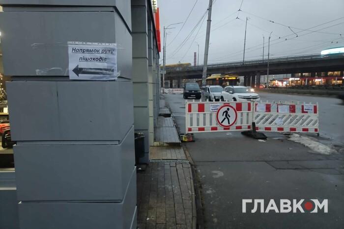 Торгові павільйони йдуть під землю. Що зараз відбувається біля метро «Демївська» (фото)