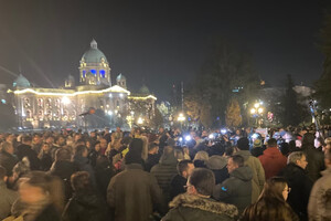 Перед будинком виборчкому у центрі Белграда зібралися тисячі прихильників опозиційного блоку