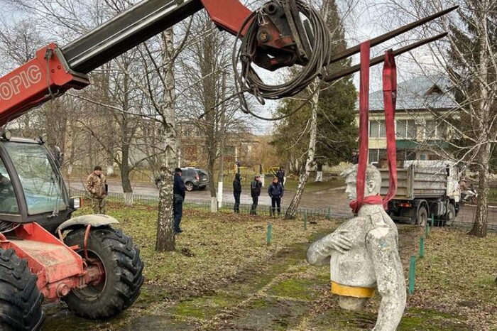 Львівщина: староста села, який захищав радянський пам’ятник, позбувся посади