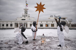 Як на Різдвяні свята перевтілилися скульптури малюків-засновників Києва: фото