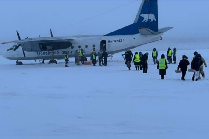 У Росії літак сів на замерзлу річку (фото)