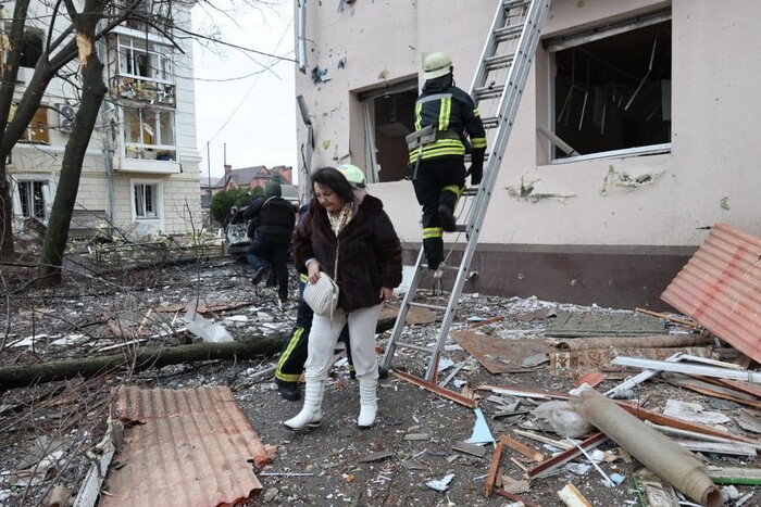 Рятувальники показали, як визволяють людей з-під завалів у Солом'янському районі столиці