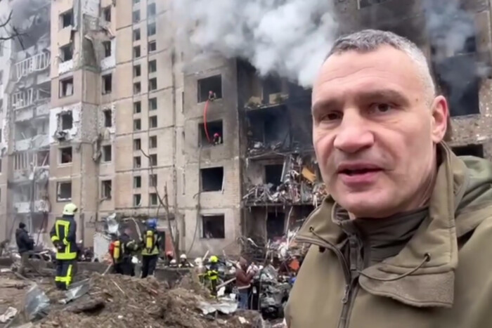 Кличко показав пошкоджену РФ багатоповерхівку у Соломʼянському районі (відео)