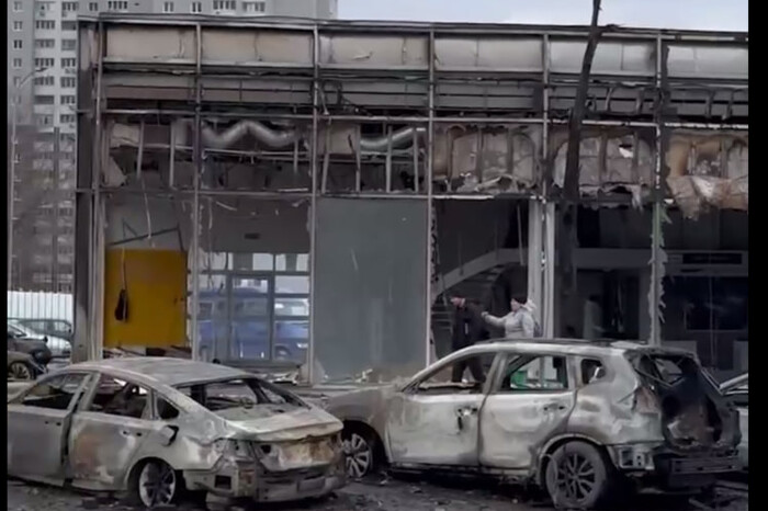 Наслідки атаки по київському автосалону Tesla (відео)