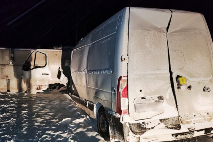 На Чернігівщині мікроавтобус влетів в КПП: є загиблий