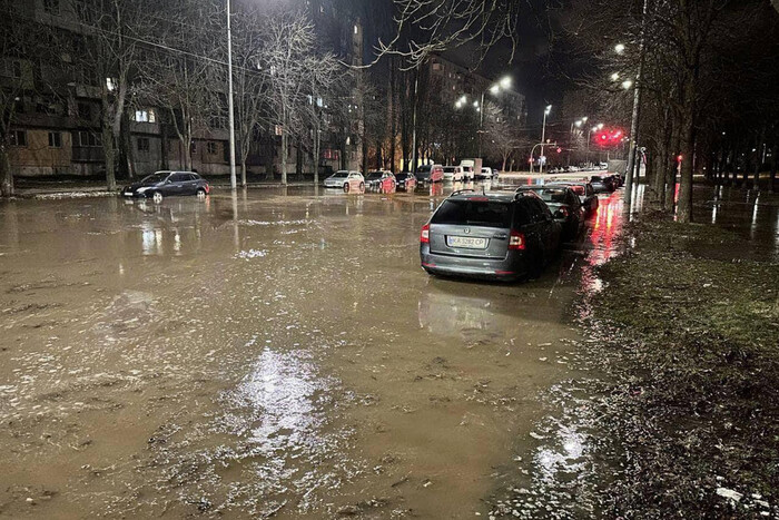 На столичній Борщагівці затопило вулицю через прорив каналізації